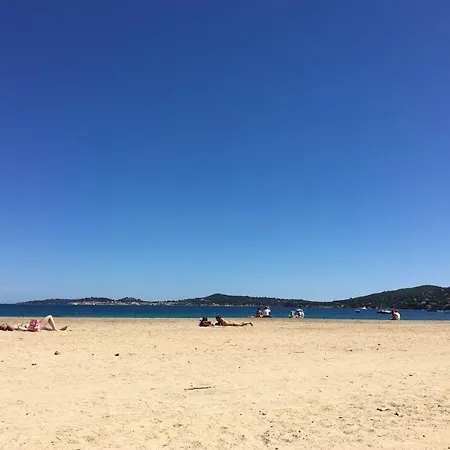 Beachfront With A/c In Port דירה גרימו